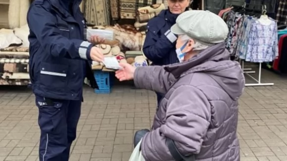 Tczew - Od jutra nowe obostrzenia. Policjanci zachęcają do noszenia maseczek ochronnych