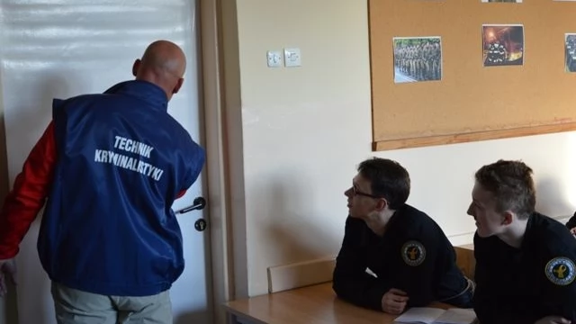 Tczew - Chcą pracować w służbach mundurowych - mogli się przyjrzeć, jak pracuje technik kryminalistyki 