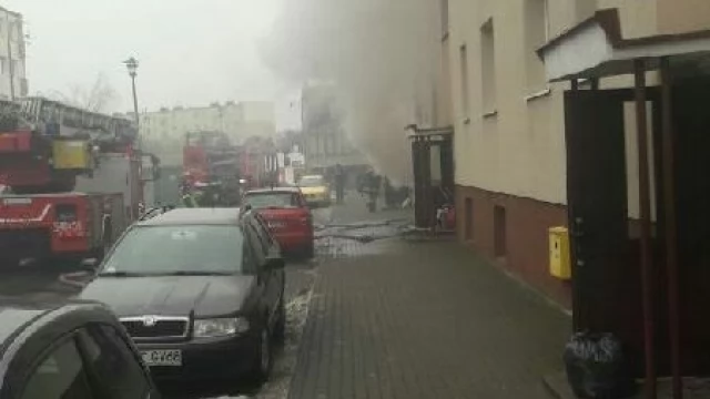 Tczew - Pożar na Saperskiej. Mężczyzna znaleziony w piwnicy w ciężkim stanie, jest więcej poszkodowanych