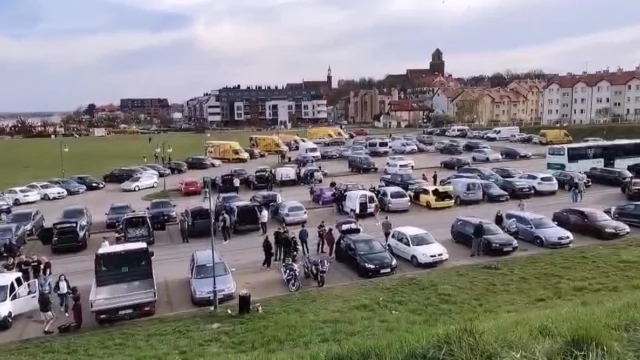 Tczew - Nieformalne spotkania miłośników motoryzacji - policjanci mieli ręce pełne roboty