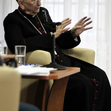 Tczew - Arcybiskup senior Henryk Muszyński w Miejskiej Bibliotece Publicznej