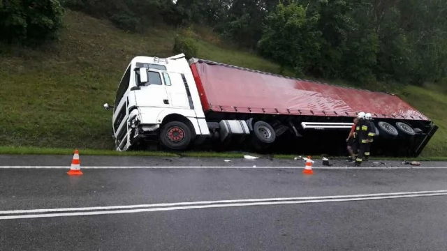 Tczew - Zderzenie osobówki i ciężarówki na dk 91 - poszkodowana ciężarna kobieta