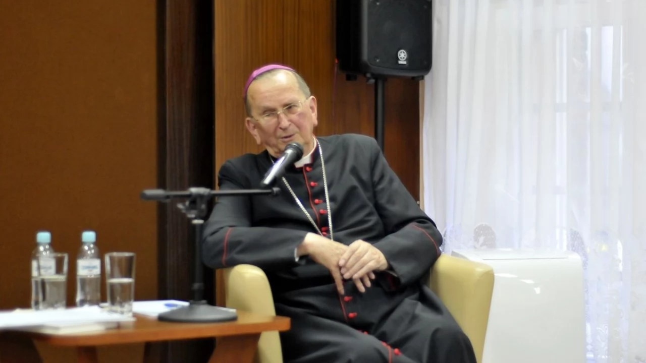Tczew - Arcybiskup senior Henryk Muszyński w Miejskiej Bibliotece Publicznej