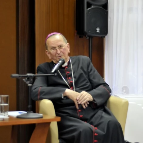 Tczew - Arcybiskup senior Henryk Muszyński w Miejskiej Bibliotece Publicznej
