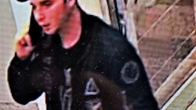 Tczew - Dwa auta na Zatorzu zniszczone. Znasz tego mężczyznę?