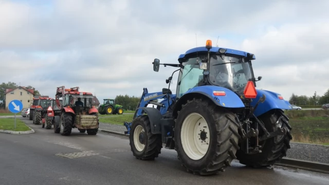 Tczew - Rolnicy wyszli na drogi. Kilkadziesiąt traktorów na rondzie łączącym dk 91 i 22