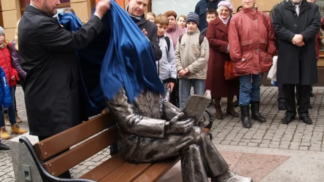 Tczew - Na Starym Mieście stanęła ławeczka z wizerunkiem Romana Landowskiego