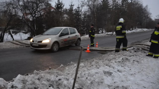 Tczew - Podtopione gospodarstwa, strażacy w akcji - winny niedrożny przepust [aktualizacja]
