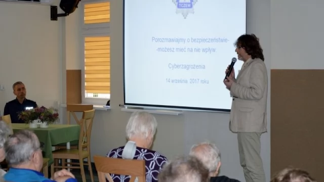 Tczew - Policjanci ostrzegali przed cyberzagrożeniami