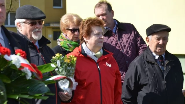 Tczew - Przy Dębie Katyńskim uczczono ofiary katastrofy z 2010 roku