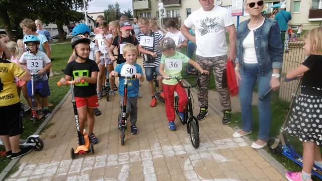 Tczew - Mali miłośnicy jazdy na hulajnogach na skwerze przy fontannie