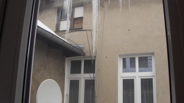 Tczew - Niebezpieczne sople od podwórza