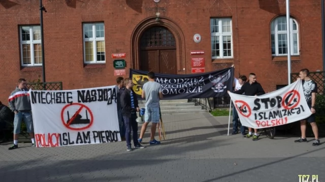 Tczew - Manifestacja przeciw przyjmowaniu uchodźców. Nie zabrakło radykalnych haseł