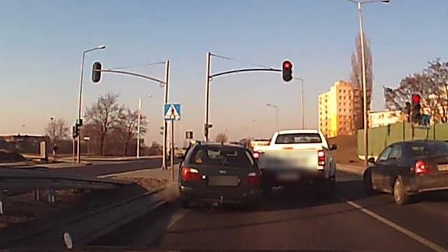 Tczew - Nagranie szaleńca, który wcześniej ranił policjanta i staranował radiowóz