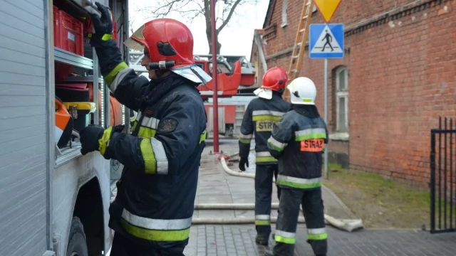 Tczew - Pożar na ulicy Czyżykowskiej. Trwa akcja gaśnicza, jedna osoba ranna