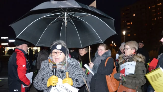 Tczew - Gorąco na Czarnym Proteście. Narodowcy usiłowali zakłócić kobiecą pikietę