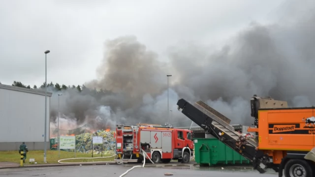 Tczew - Pożar na placu sortowani odpadów ZUOS - kilka zastępów walczy z ogniem