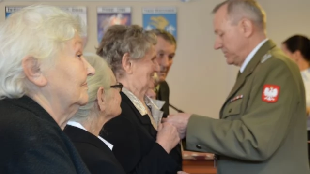 Tczew - Urzędnicy starostwa i rodzice żołnierzy odebrali medale