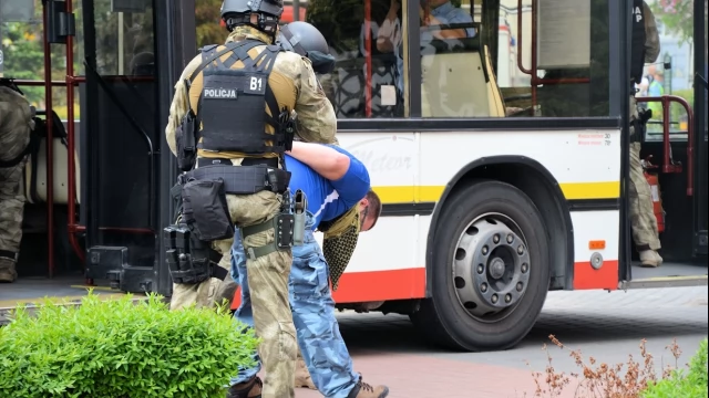 Tczew - Atak terrorystyczny na autobus - negocjacje przed ratuszem