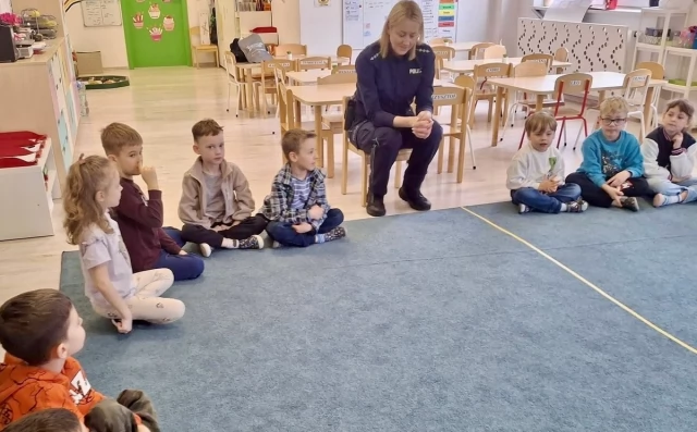 Tczew - Spotkanie z dzielnicową w przedszkolu "Pan Słonik". Maluchy poznawały zasady bezpieczeństwa