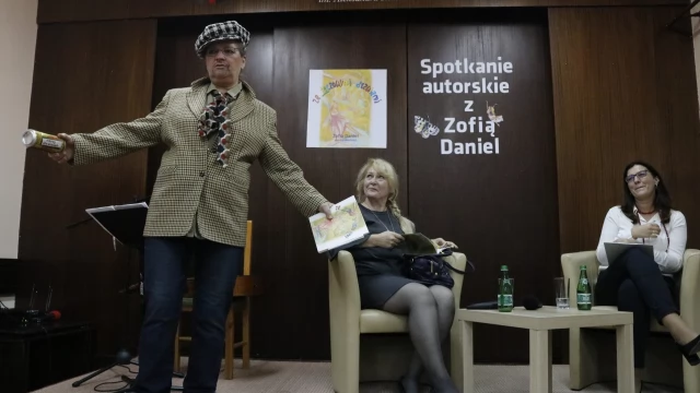 Tczew - Co kryje się "za tęczowymi drzwiami"? Promocja tomiku poetyckiego Zofii Daniel w tczewskiej bibliotece