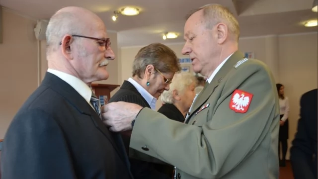 Tczew - Urzędnicy starostwa i rodzice żołnierzy odebrali medale