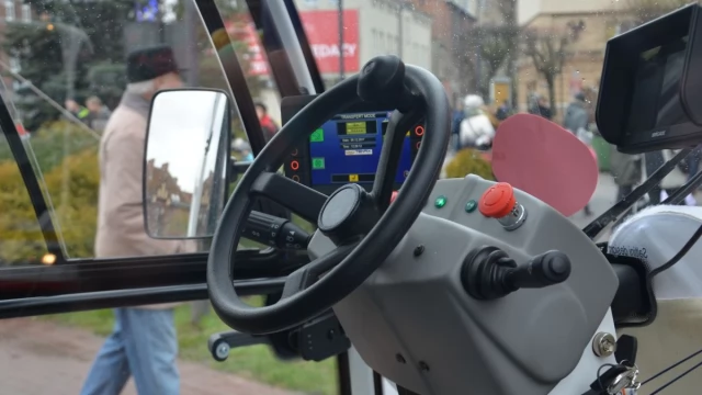 Tczew - Ekologiczna zamiatarka w prezencie dla tczewian od świętego Mikołaja