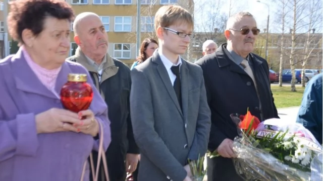 Tczew - Przy Dębie Katyńskim uczczono ofiary katastrofy z 2010 roku