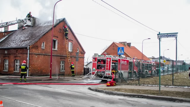 Tczew - Pożar na ulicy Czyżykowskiej. Trwa akcja gaśnicza, jedna osoba ranna