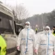 Tczew - Policjanci wspierają służby sanitarne w dozorowaniu objętych kwarantanną