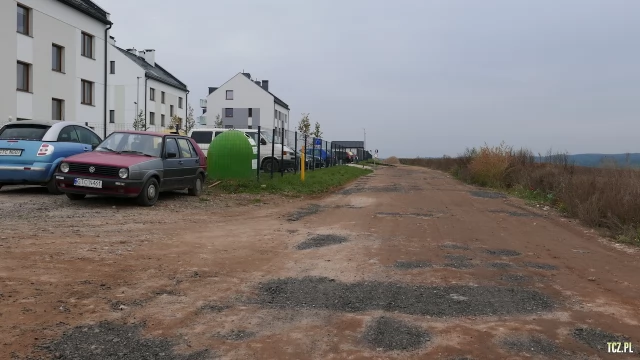 Tczew - Załatana droga do nowego osiedla Rokitki [FOTO] [bez komentarza]