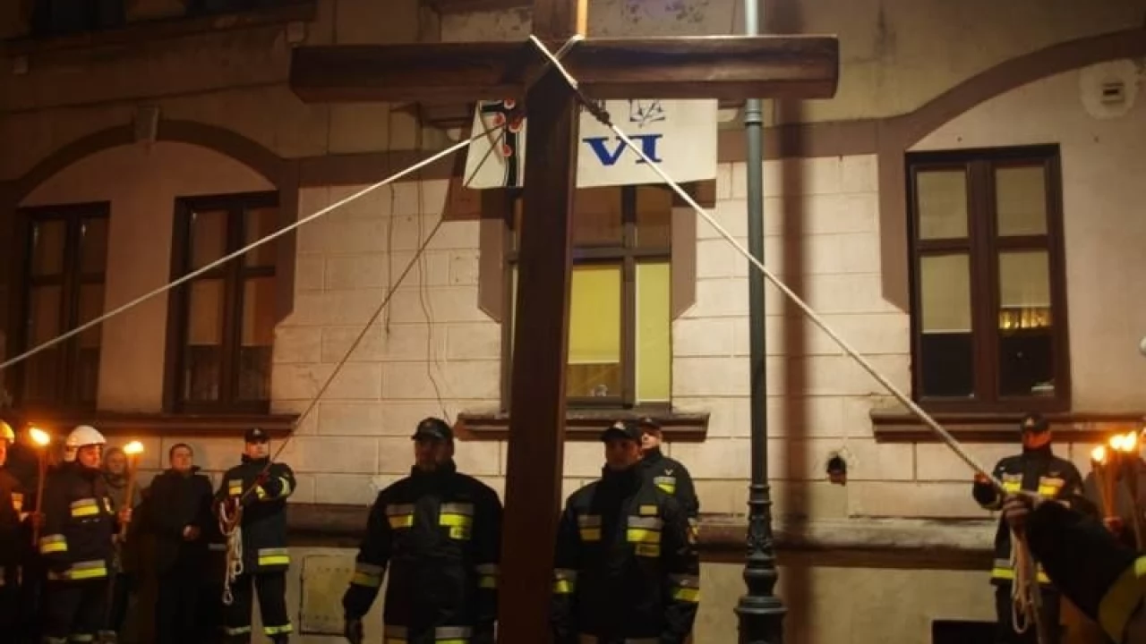 Tczew - Droga krzyżowa na Starym Mieście. Tłumy tczewian na ulicach
