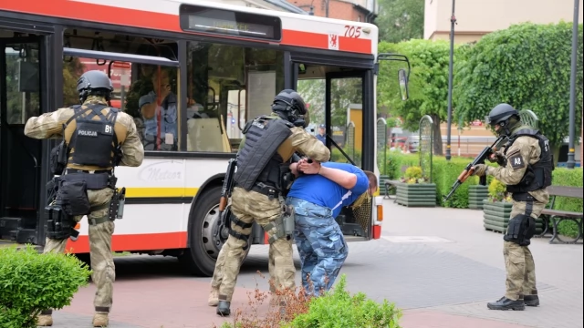 Tczew - Atak terrorystyczny na autobus - negocjacje przed ratuszem