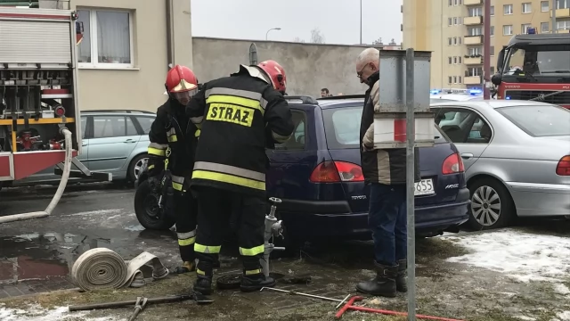 Tczew - Pożar na Saperskiej. Mężczyzna znaleziony w piwnicy w ciężkim stanie, jest więcej poszkodowanych
