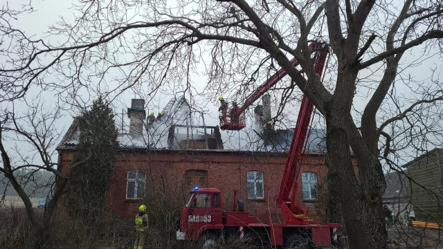 Tczew - Dziesięć zastępów straży gasi pożar w Tymawie