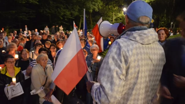 Tczew - Łańcuch światła z Tczewa w obronie niezależnych sądów 