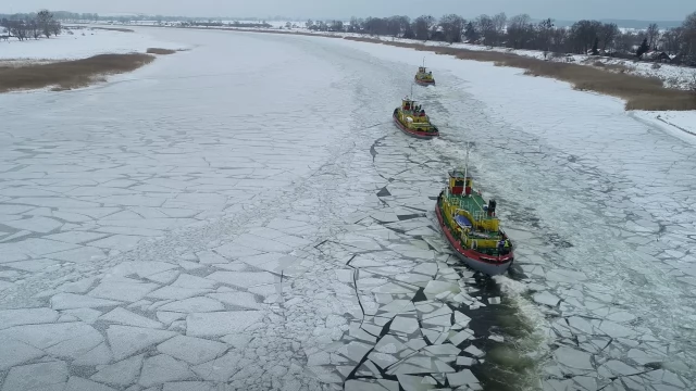 Tczew - Lodołamacze w akcji - płyną w górę Wisły