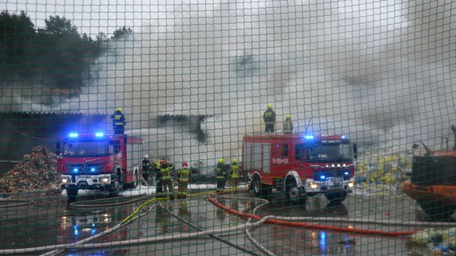 Tczew - Pożar na placu sortowani odpadów ZUOS - kilka zastępów walczy z ogniem