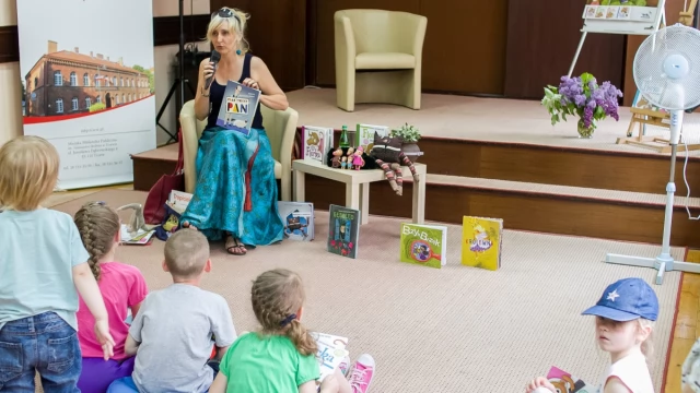 Tczew - Roksana Jędrzejewska-Wróbel z wizytą w Miejskiej Bibliotece Publicznej