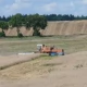 Tczew - Kombajn stanął w płomieniach. Strażacy walczyli, by ogień nie przeniósł się na las