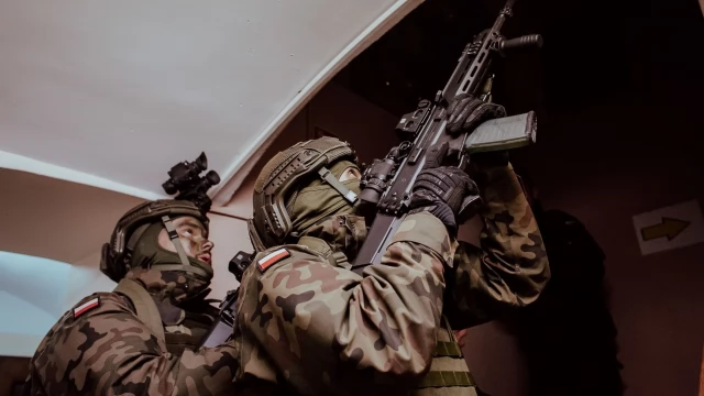 Tczew - Terytorialsi odbijali szkołę i zakładników