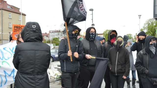 Tczew - Pikiety narodowców i środowisk antyfaszystowskich zakończyły się bijatyką