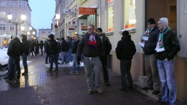 Tczew - Kibice modlili się za ofiary wypadku pod Włocławkiem