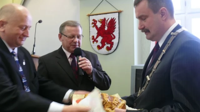 Tczew - Łzy i gratulacje - Mirosław Pobłocki przejął urząd od Zenona Odyi