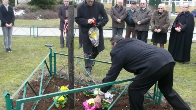 Tczew - Na Suchostrzygach pod Dębem Katyńskim wspominali ofiary katastrofy 