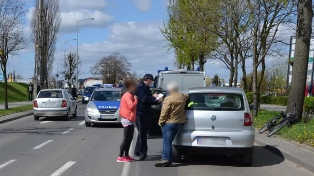Tczew - Przejeżdżała rowerem przez przejście dla pieszych - wpadła wprost pod koła volkswagena
