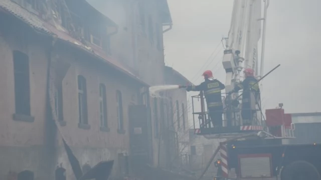 Tczew - Olbrzymi pożar w Swarożynie. Płonie stara gorzelnia