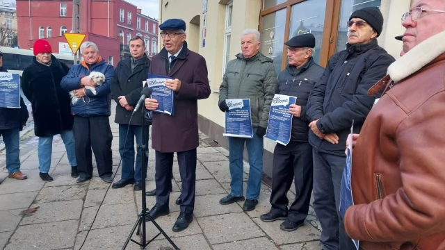 Tczew - "Cześć Platformo". Działacze PiS przed biurem PO. Co się stało?