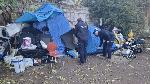 Tczew - Dzielnicowi sprawdzają miejsca, gdzie mogą przebywać osoby bezdomne