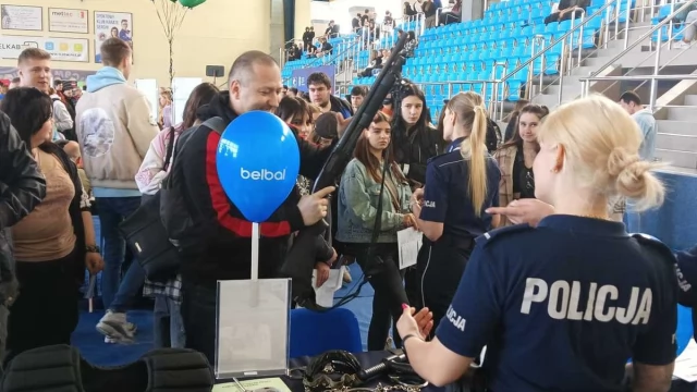 Tczew - Podczas Targów Pracy zachęcali do wstąpienia do służby